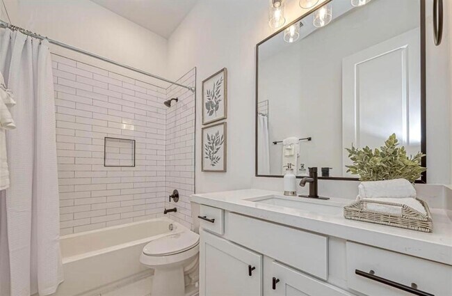 Building Photo - 8405 Schneider St