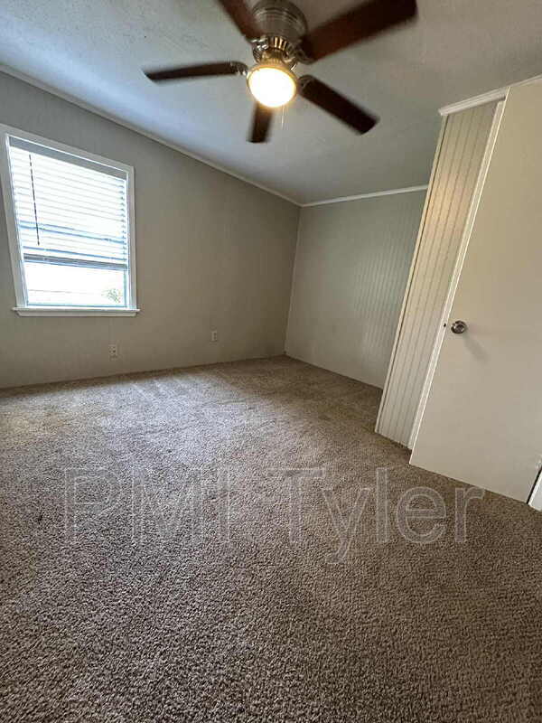 Building Photo - 427 Turkey Creek Dr