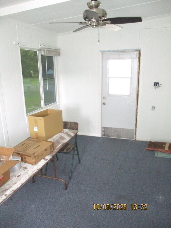 Building Photo - Charming 2-bedroom, 1-bathroom home locate...