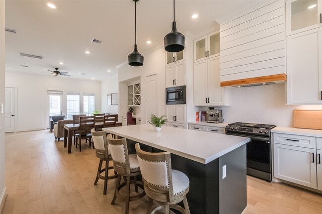 Building Photo - 2017 Lou Ellen Ln