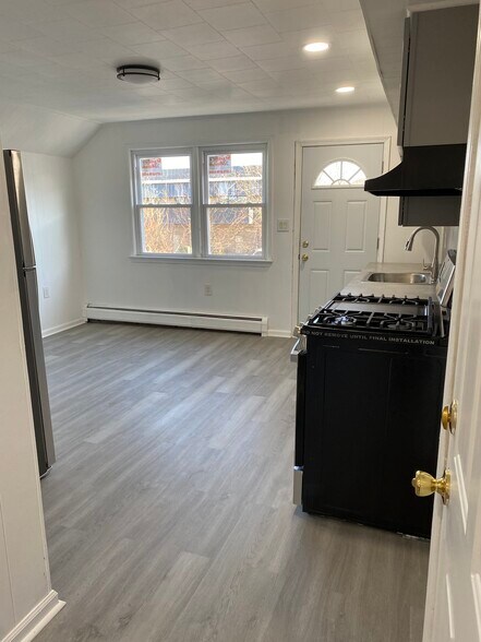 Building Photo - 56 Charles St