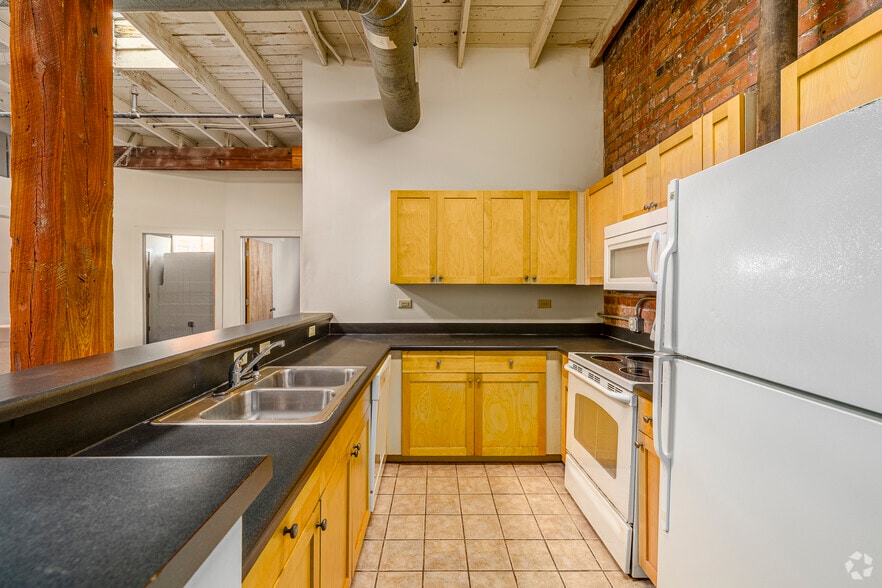 2BR, 2BA - 900SF - Kitchen - Eagle Mill Lofts