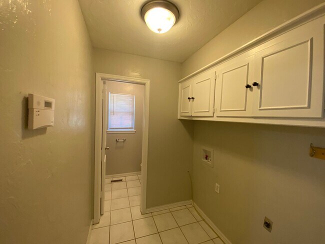 Building Photo - 3 bedroom 2.5 bath!