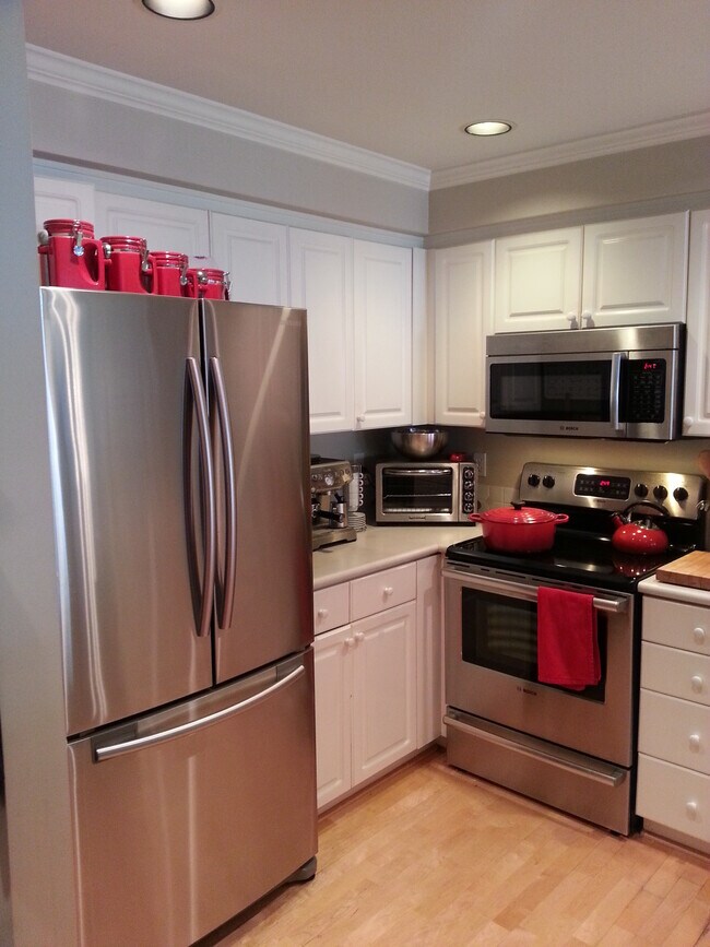 Building Photo - 1417 Queen Anne Ave N