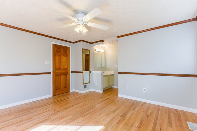 Building Photo - Bright and Spacious Townhome Living Near Reston