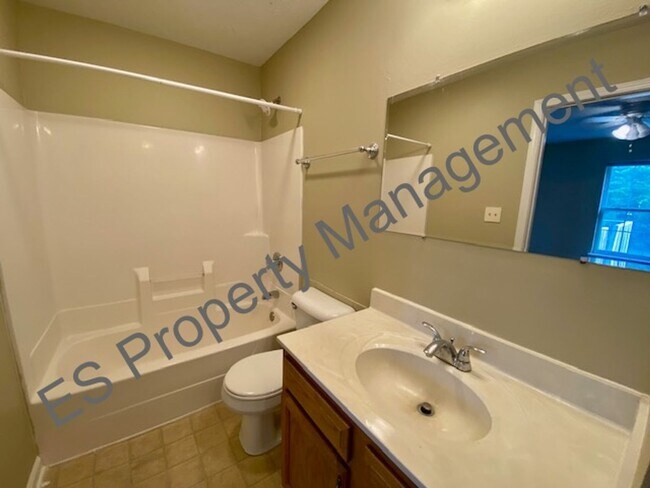 Building Photo - Great 3 Bedroom 2 Bathroom Ranch Style Hom...