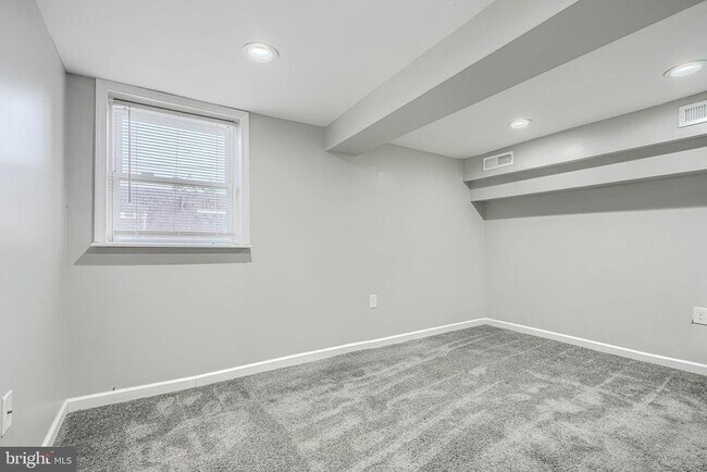 Building Photo - 1702 E 32nd St