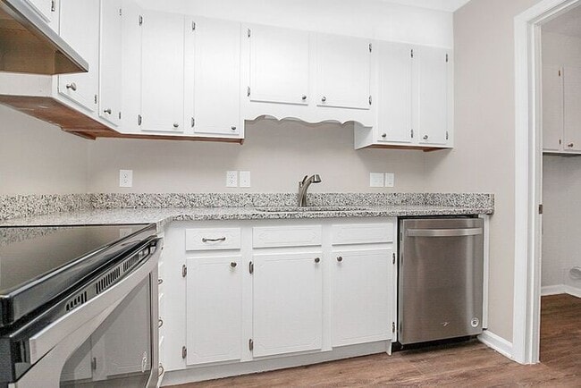 Building Photo - Updated 2BD/1.5BA Hickory Townhome