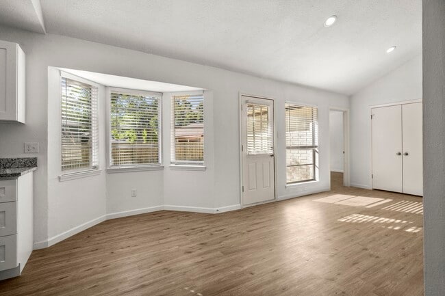 Building Photo - 914 Grand Oaks Dr