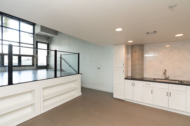 Building Photo - +++ LOOK NO FURTHER STUNNING 1BD LOFT WITH...
