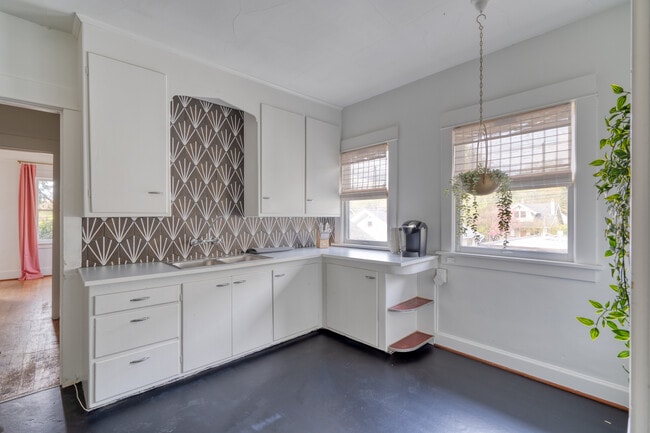 Building Photo - 2215 SE Powell Blvd