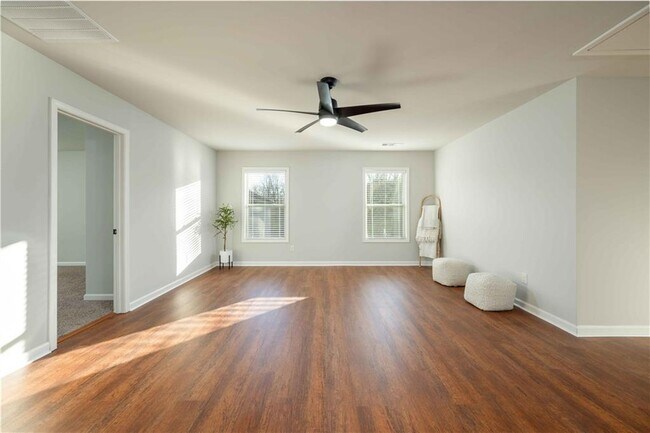 Building Photo - 5875 Chestnut Dr
