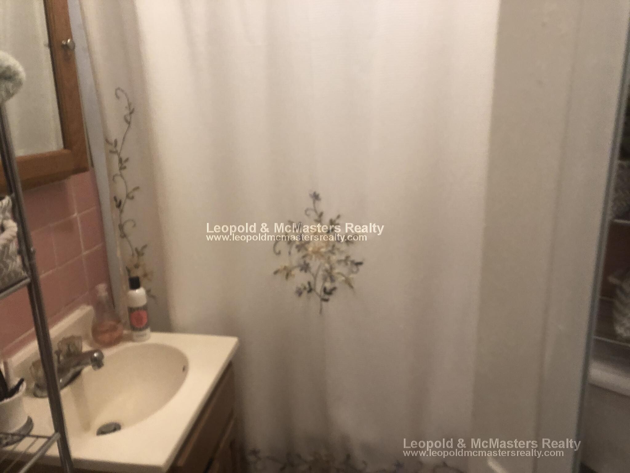 Building Photo - 68 Woodstock Ave