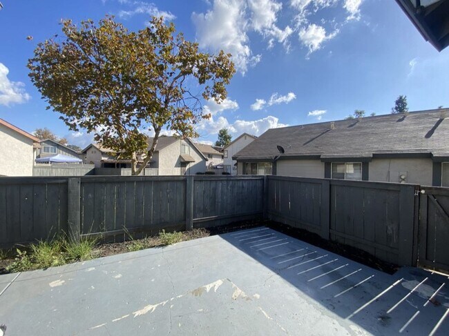 Building Photo - 3 Bed 2 Bath condo with a large master loft style bedroom