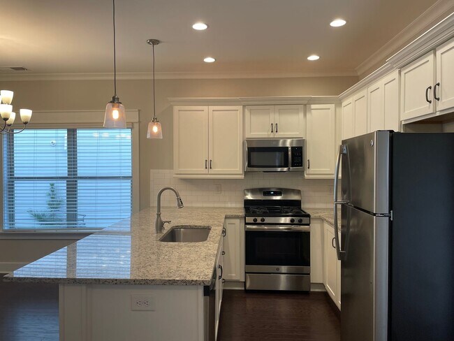 Building Photo - Spacious 3 bedroom home with garage and fenced backyard!