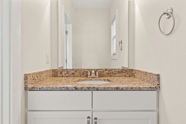 Building Photo - House in Kenilworth - Beautifully Refreshed!