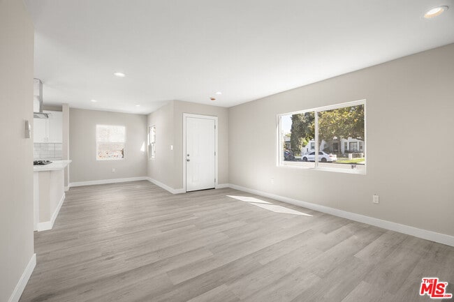 Building Photo - 121 W Elm Ave