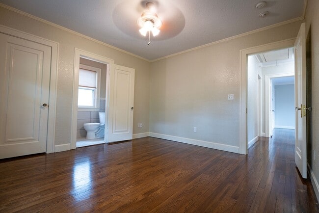 Building Photo - 1105 W 49 St