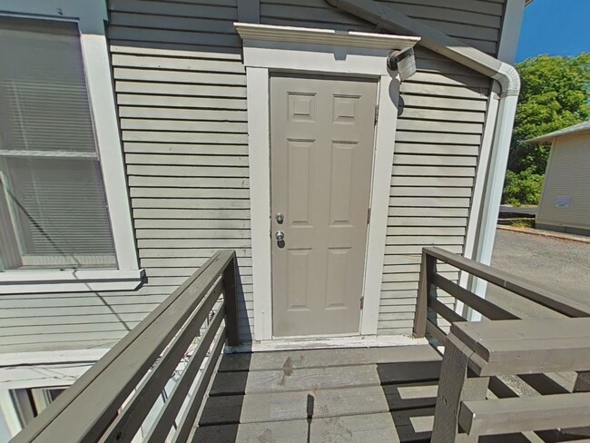 Building Photo - 1 Bedroom Tri-Plex ~ Close to Campus ~ Cat...