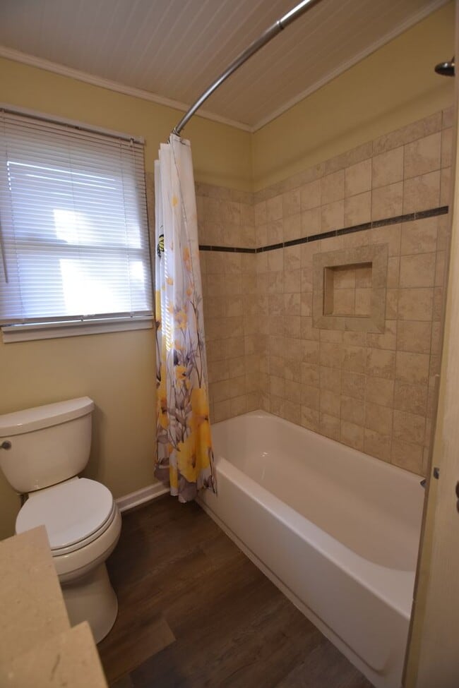 Building Photo - 2-3 bedroom Home in Greenfield with Garage.