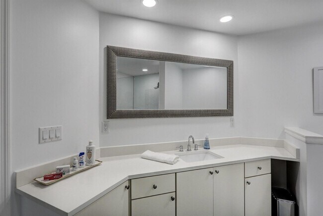 Building Photo - 6 Lexington Ln E