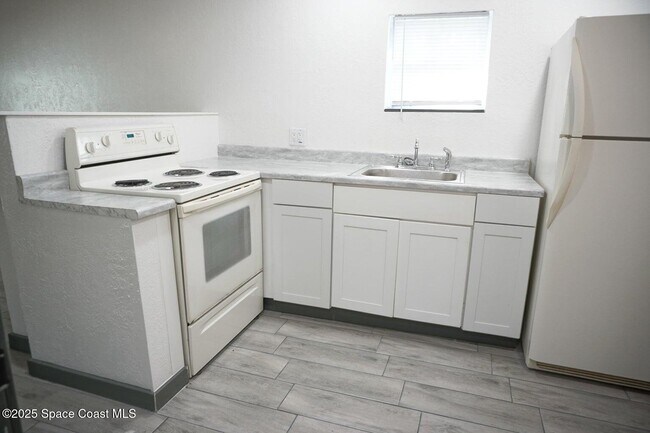 Building Photo - 2850 Shwonda Ave NE