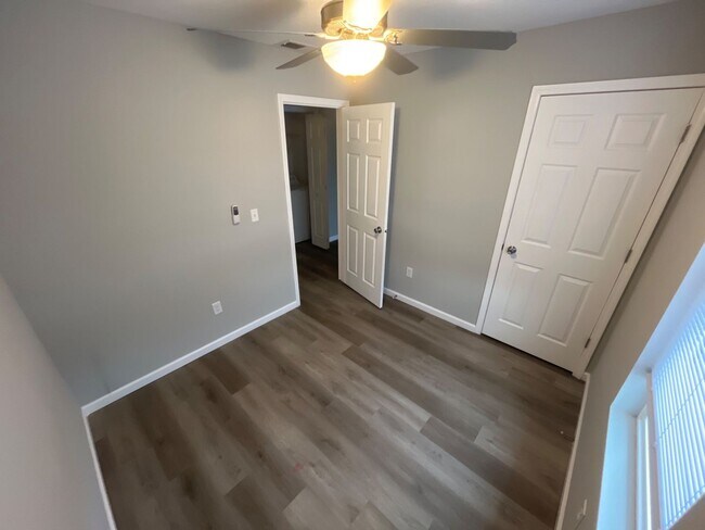 Building Photo - 301 W 7th St