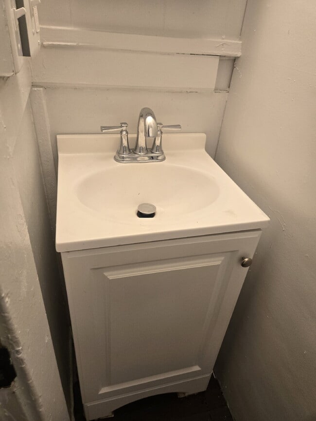 Building Photo - "5-Bedrooms, 2 Full Baths on Olive Street with 1676 sq feet!"