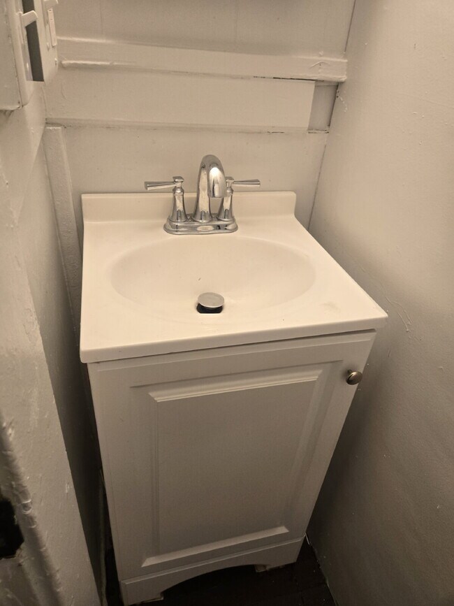 Building Photo - "5-Bedrooms with 2 Full Baths on Olive Street with 1676 sq feet!"