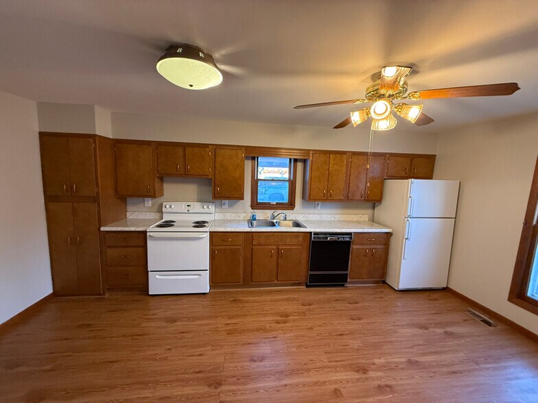 Building Photo - 710 W 8th St