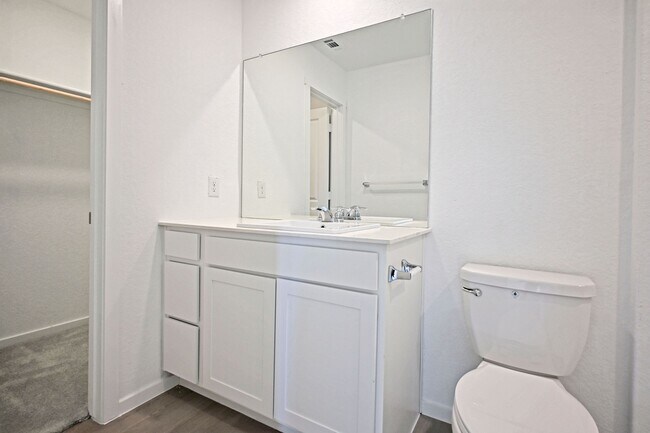 Building Photo - 1601 Tiptop Mdw