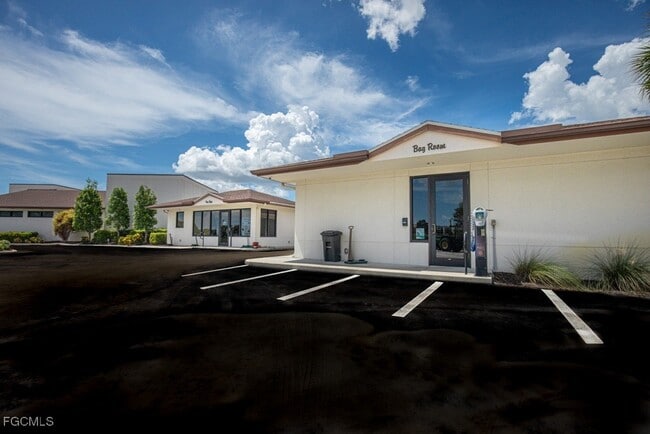 Building Photo - 1624 Pine Valley Dr