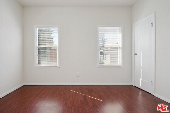 Building Photo - 1464 3/8-1464 W 35th Pl