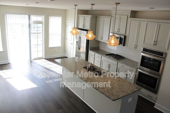 Building Photo - 2736 Pinebrook Rd