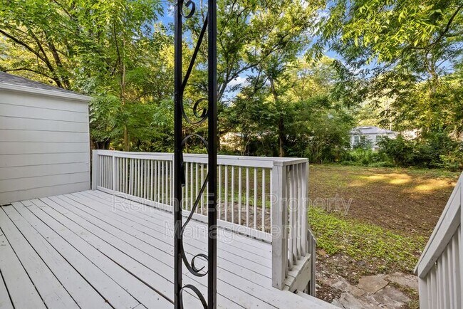 Building Photo - 829 Meadowbrook Dr