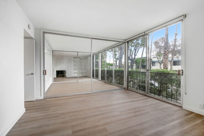 Interior Photo - 960 21st Street in Santa Monica - steps to...