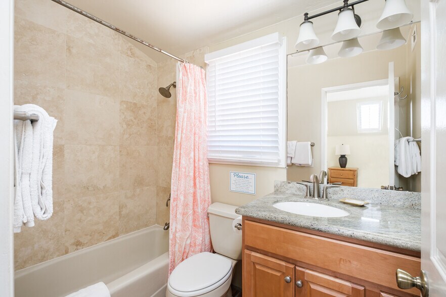 Building Photo - 734 Jersey Ct