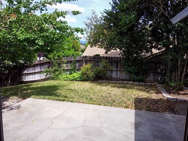 Building Photo - 3 Bedroom Home in Hilltop Area