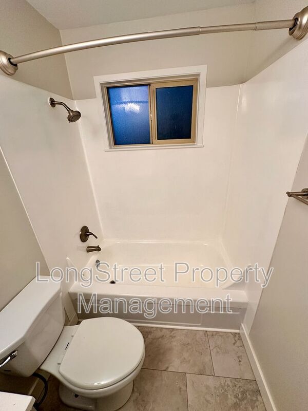 Building Photo - 123 SE 30th Pl