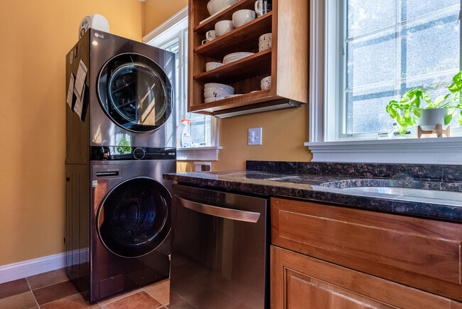 Building Photo - 11 N Main St