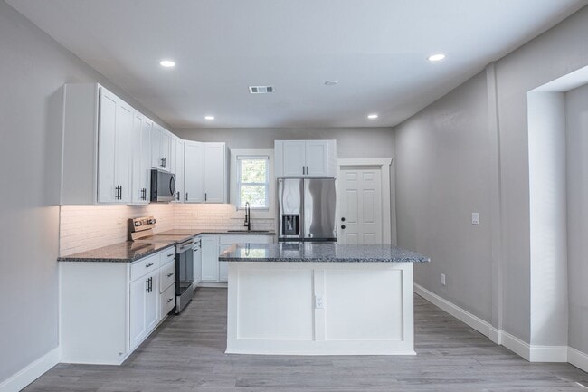 Building Photo - Renovated Bungalow in Riverside