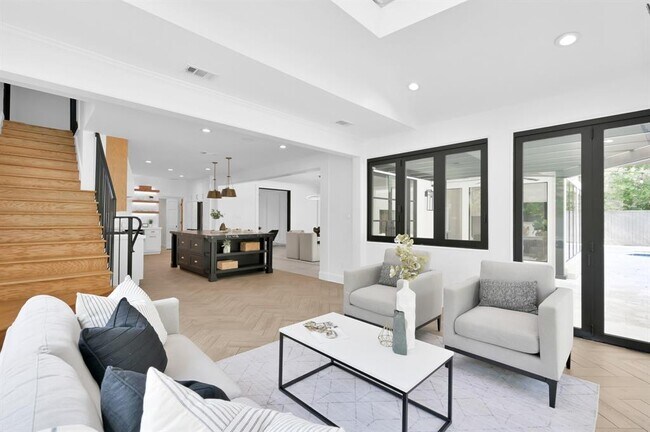 Building Photo - 35 Fernglen Dr