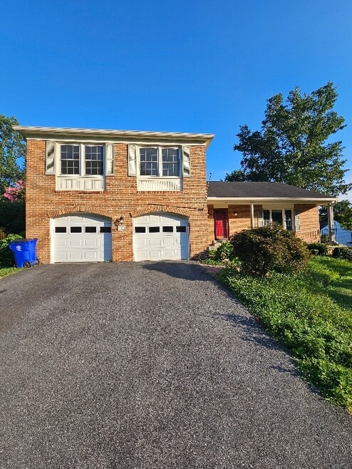 Building Photo - 2305 Holly Spring Dr