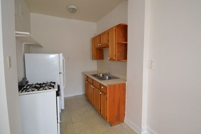 Building Photo - 2226 W Wilson Ave