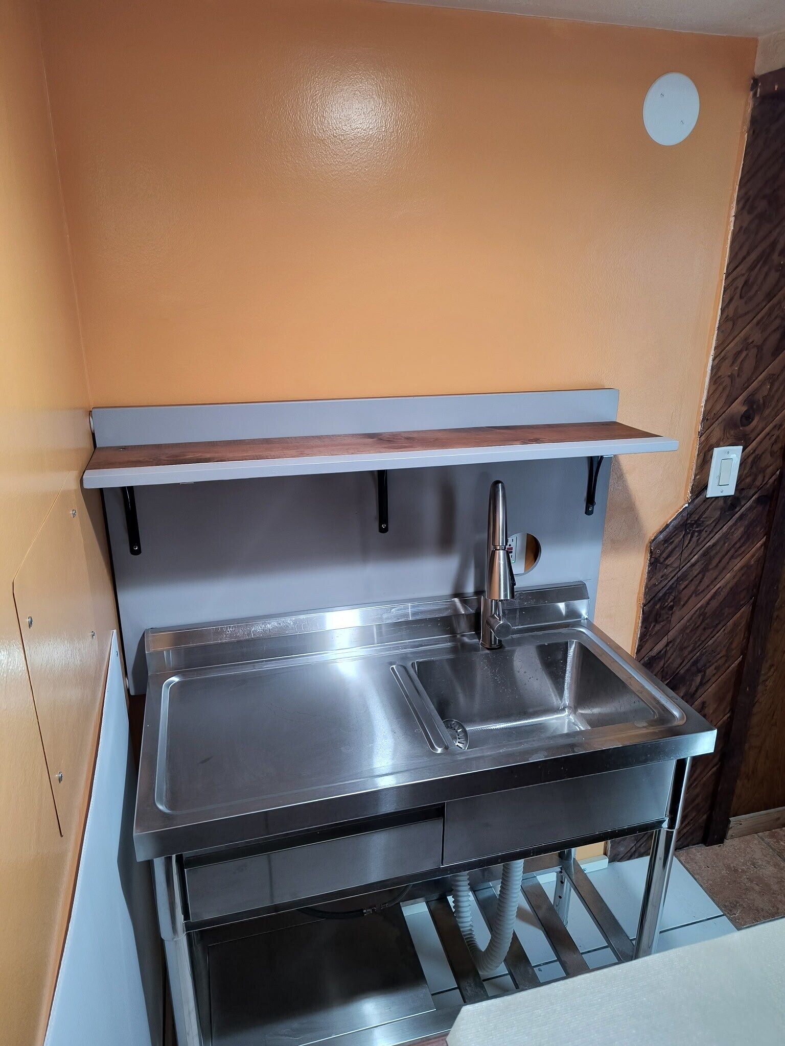 Kitchenette with sink - 5739 Winnetka Ave