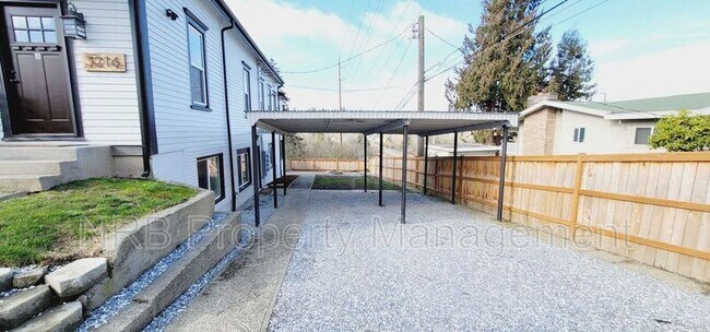 Building Photo - 3216 E Roosevelt Ave