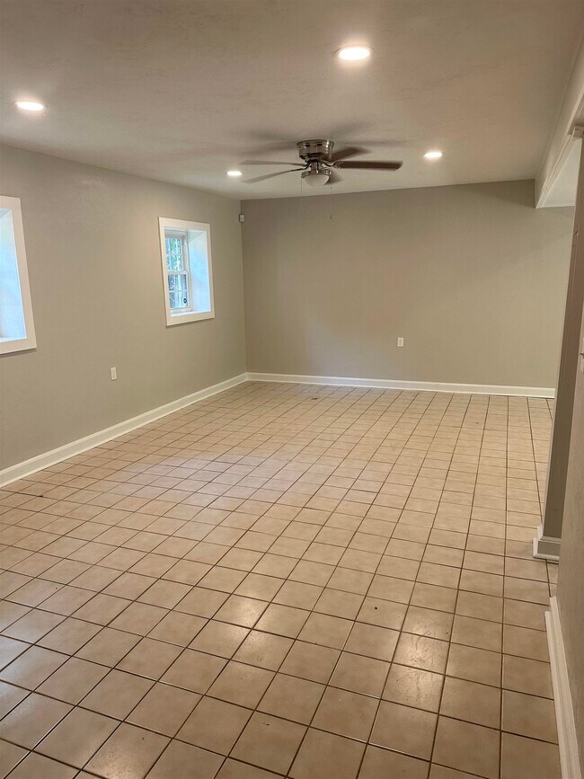 Building Photo - 2209 Gibbs Dr