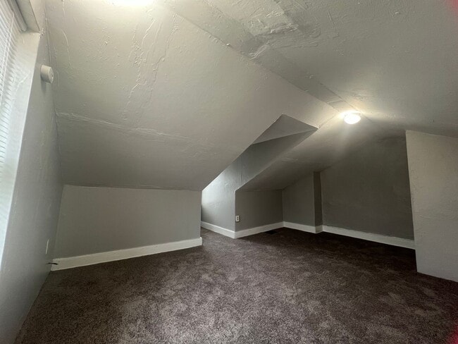 Building Photo - Beautiful 4 Bedroom/ 2 Bath with private c...