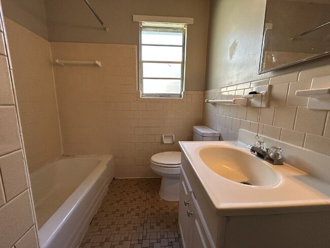 Building Photo - Duplex For Rent