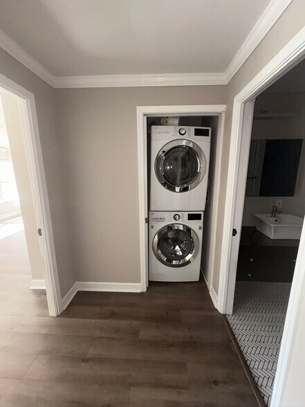 Building Photo - 110 E Delaware Plz